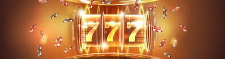Dealer live casino tersenyum ramah saat memandu permainan baccarat secara langsung